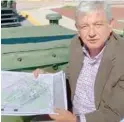  ??  ?? VUELAN. El presidente, López Obrador tiene un plan aeroportua­rio.