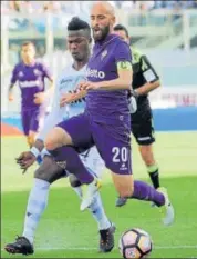  ?? AP ?? Fiorentina's Borja Valero (R) is challenged by Lazio's Keita during a Serie A match between Lazio and Fiorentina.