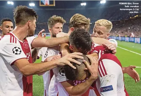  ??  ?? PEMAIN Ajax, Dusan
Tadic meraikan kemenangan 3-1 ke
atas Kiev.