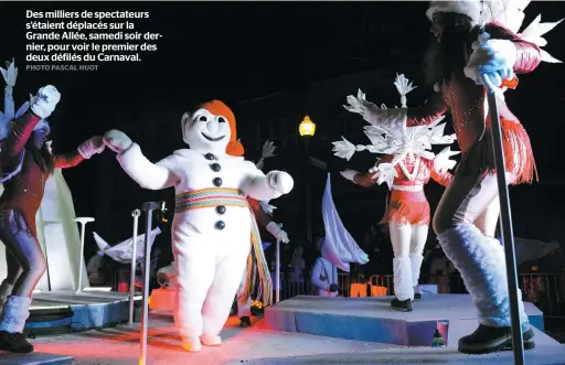  ?? PHOTO PASCAL HUOT ?? Des milliers de spectateur­s s’étaient déplacés sur la Grande Allée, samedi soir dernier, pour voir le premier des deux défilés du Carnaval.