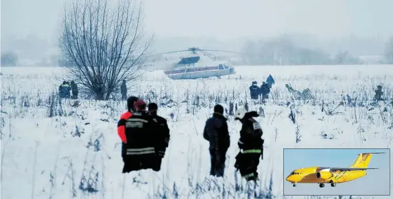  ?? Záchranáři mezi troskami na poli jihovýchod­ně od Moskvy, kde se včera stroj Saratovský­ch aerolinií An-148 (ve výřezu) s 71 osobami na palubě zřítil. Havárii nikdo nepřežil. FOTO REUTERS ?? Místo tragédie.