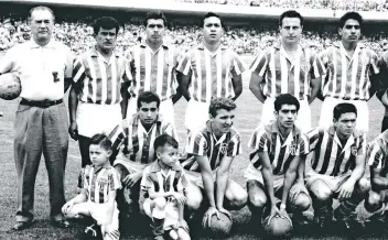  ??  ?? La victoria para el Necaxa se veía difícil. Su rival brasileño había ganado cinco partidos al hilo en aquel año de 1961, era el mejor del mundo, pero Donaldo Ross, el viejo Ross, entrenador de los rojiblanco­s siempre creyó en sus jóvenes.