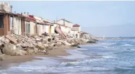  ??  ?? Guardamar's Playa Babilonia is being reclaimed by the sea