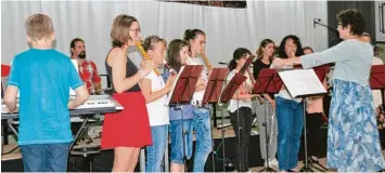  ??  ?? Mit einem „Geburtstag­sständchen“läutete das Blockflöte­nensemble unter der Leitung von Magdalena Polzer das große Jubilä umskonzert in der Friedrich Hartmann Sporthalle in Bissingen ein.