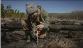  ?? AUDRA MELTON — THE NEW YORK TIMES ?? Chellyne Stotts of Living Carbon measures a poplar seedling in Vidalia, Ga., on Feb. 13.
