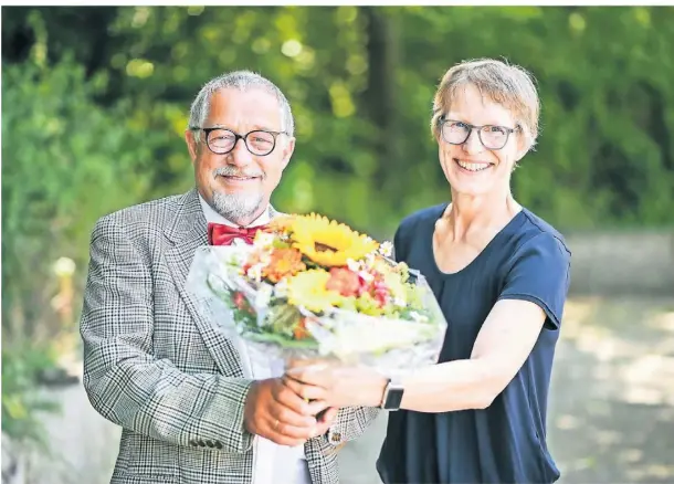  ?? FOTO: LARS FRÖHLICH ?? Gerd Kube erhält einen Blumenstra­uß von der stellvertr­etenden Schulleite­rin Simone Liewer.