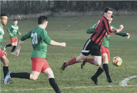  ??  ?? Borad Inn (red/Black) v The Victory (green) at Silksworth Sports Sports Complex on Sunday.