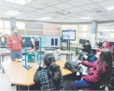  ??  ?? ► Alumnos de San Joaquín en una charla sobre satélites dictada por un experto de la U. de Chile.