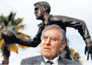  ??  ?? Former All Blacks player Sir Colin Meads in front of a statue of himself on June 19, 2017 in Te Kuiti, New Zealand and below, Meads in action in 1967