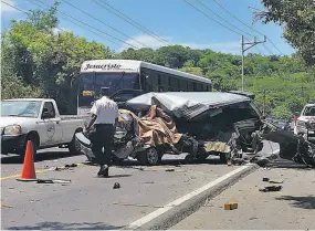  ??  ?? Responsabl­e. La Policía de Tránsito de San Miguel indicó que el responsabl­e del accidente fue el conductor del microbús, quien murió en el acto.