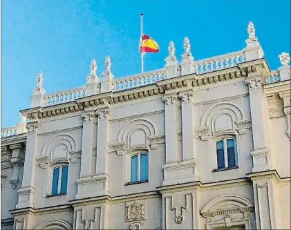  ?? EFE ?? La sede de la Fiscalía General del Estado en Madrid con la bandera a media asta en señal de luto