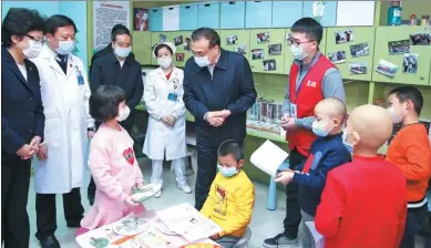  ?? YAO DAWEI / XINHUA ?? Premier Li Keqiang visits young leukemia patients and volunteers in the Wuhan Union Hospital on Tuesday. His two-day visit to Hubei province included discussion­s of free trade zones and the need for higher-quality developmen­t.