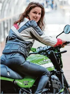  ?? Foto Jan Woitas, dpa ?? Ehe die Motorrad Saison beginnt, sollten Fahrer und Maschine fit sein. Dann lässt sich sicher Motorrad fahren.