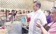  ??  ?? El aspirante independie­nte a la Presidenci­a de México, Jaime Rodríguez Calderón, recorrió el mercado Juárez de Torreón.