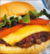  ??  ?? Shake Shack的漢堡是美­國25家最大漢堡連鎖­店中，兩家供應未使用抗生素­牛肉獲得A評級的餐廳；另一家為Burger­Fi。 (TNS)