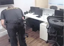 ?? ?? Un agente de la Policía Federal brasileña revisa una oficina en busca de evidencias.
