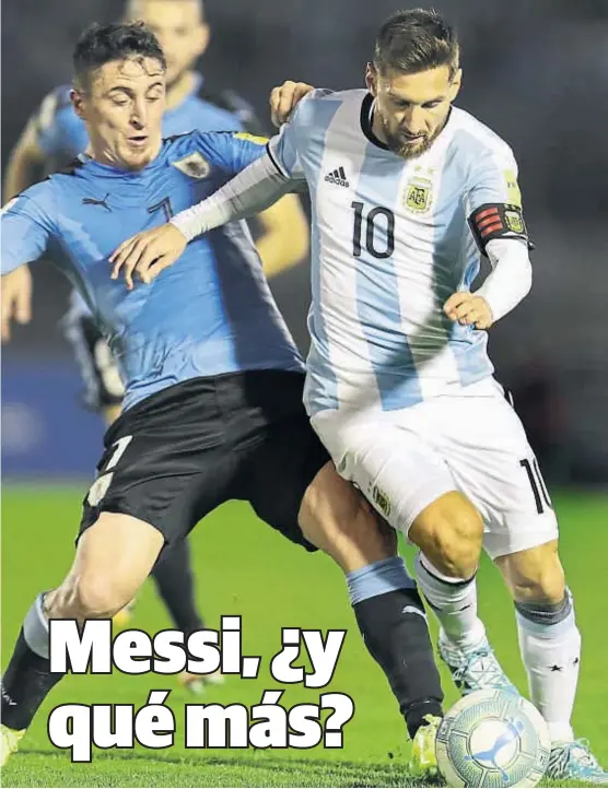  ?? (AP) ?? Se banca todo. Lionel Messi soporta la presión de Cristian Rodríguez en la fría noche montevidea­na. La selección argentina sigue en zona de repechaje.