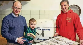  ?? RP-FOTO: HANS-JÜRGEN BAUER ?? Der Koch Philipp Ferber (l.) mit seinem süßen Sohn Theodor in der Bäckerei von Frank Hoffmann, der seinen Christstol­len präsentier­t.