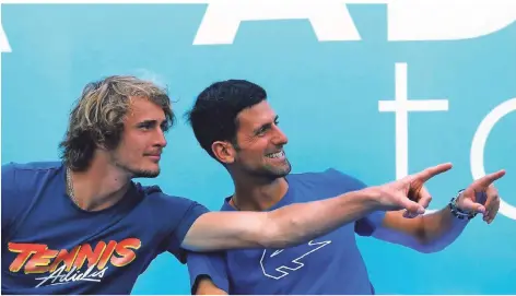  ?? FOTO: DARKO VOJINOVIC/AP ?? Abseits des Platzes können sie gut miteinande­r: Alexander Zverev (l.) und Novak Djokovic im Juni 2020 bei einem Medienterm­in.