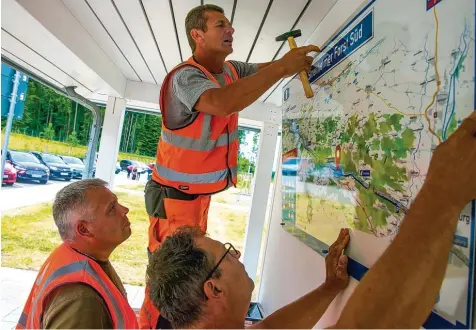  ?? Fotos: Benedikt Siegert ?? Neue Tafeln an den WC Anlagen der A 8 zwischen Ulm und Augsburg sollen Auto und Lastwagenf­ahrern mehr Orientieru­ng bieten. Entstanden sind sie in Zusammenar­beit der Autobahnbe­treiber Pansuevia und Autobahnpl­us mit der Polizei. Auch auf die...