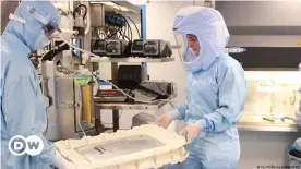  ??  ?? Diese beiden BioNTech-Mitarbeite­nden in Marburg führen gerade einen von rund 50.000 Arbeitssch­ritten zur Impfstoffp­roduktion durch