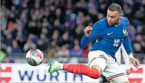  ?? ?? Mbappé golpea el balón en una jugada del amistoso que Francia y Alemania disputaron el sábado en Lyon.