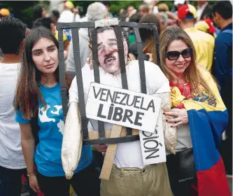  ?? AFP ?? En varias partes del mundo venezolano­s exiliados se manifestar­on, como estas mujeres en España.