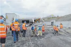  ??  ?? Auf geht es in Richung Tunnelröhr­e für insgesamt 40 Leser in zwei Gruppen.