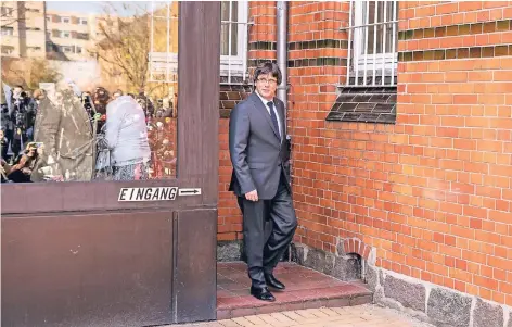  ?? FOTO: IMAGO ?? Carles Puigdemont verlässt die Justizvoll­zugsanstal­t Neumünster.