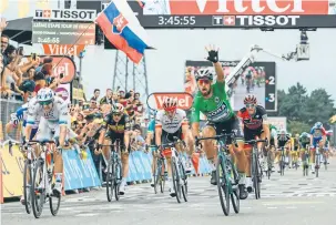  ??  ?? VICTORIA. El eslovaco Peter Sagan (derecha), vistiendo el maillot verde, celebra mientras cruza la línea de meta.