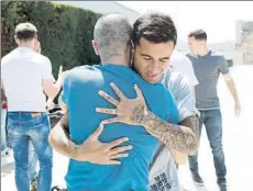  ?? FOTO: FCB ?? El relevo, en un abrazo Coutinho mostró su admiración a Andrés