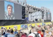  ?? Ansa ?? Solo in video Un’immagine dal maxischerm­o del discorso di Alessandro Di Battista, alla festa M5S a Rimini