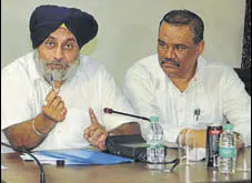  ?? PANDIT/HT ?? SAD president Sukhbir Singh Badal and Punjab BJP chief Vijay Sampla at a joint core committee meet in Jalandhar.PARDEEP