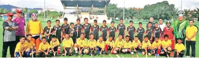  ??  ?? PASUKAN hoki SK Kem Tentera (berdiri) muncul juara lelaki B12 Kejohanan Hoki MSSD Sandakan 2019 bersama pasukan SK Sg Manila (naib johan).