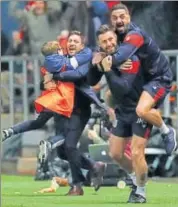  ?? REUTERS ?? Bristol City manager Lee Johnson and assistant manager Jamie McAllister celebrate after their win over Manchester United.