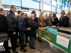  ??  ?? MÅNGA KÖADE. Storloppis­en i arenan lockade storpublik – igen.