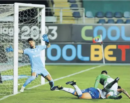  ??  ?? ► Fabián Torres anota de cabeza el gol que destrona a la Católica después de 53 fechas seguidas como líder del torneo nacional.