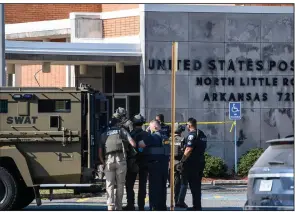  ?? (Arkansas Democrat-Gazette/Stephen Swofford) ?? North Little Rock police SWAT team members stand outside a post office where a man was fatally shot by police on Friday.