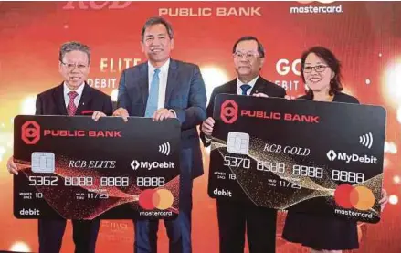  ?? [ FOTO MOHD YUSNI ARIFFIN / BH ] ?? Dari kiri, Ah Lek, Ong, Kat Kiam dan Pengurus Besar Kanan Perkhidmat­an Runcit Kewangan Public Bank, Chan Chiew Peng pada pelancaran RCB eksklusif dan kad debit PB RCB Mastercard Premier, di Kuala Lumpur, semalam.