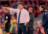  ?? LAPRESSE ?? Walter Mazzarri dà indicazion­i ai suoi giocatori