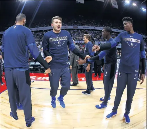  ??  ?? FENÓMENO. Doncic ya ha debutado en la NBA (26 puntos en el segundo duelo) tras ganar la Euroliga con el Madrid y el Eurobasket con Eslovenia.