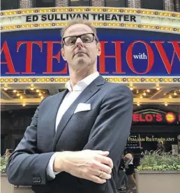  ?? BILD: PRIVAT ?? Vince Ebert steht vor dem Ed Sullivan Theater, in dem die „Late Show" aufgezeich­net wird.