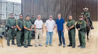  ?? MIGUEL LIMÓN ?? Los congresist­as republican­os visitaron el muro fronterizo