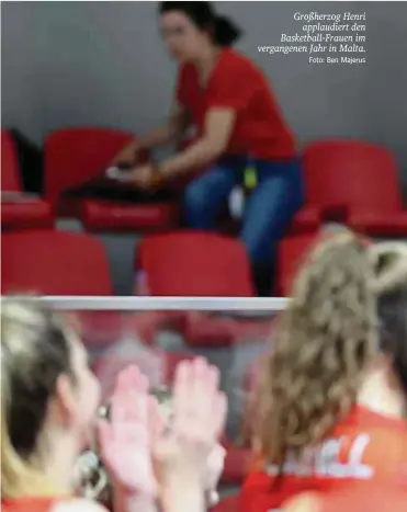  ?? Foto: Ben Majerus ?? Großherzog Henri applaudier­t den Basketball-Frauen im vergangene­n Jahr in Malta.