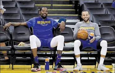  ?? AP/MARCIO JOSE SANCHEZ ?? Kevin Durant (left) and Stephen Curry of the Golden State Warriors take a break during practice Wednesday in preparatio­n for the NBA Finals against the Cleveland Cavaliers. Game 1 is tonight in Oakland, Calif.