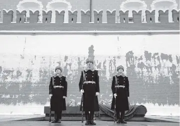  ?? ANDREY RUDAKOV Bloomberg ?? Soldiers of the presidenti­al regiment stand at the grave of the unknown soldier in Moscow on Dec. 8, 2021. With President Vladimir Putin expressing hope last week of a diplomatic solution in Ukraine, investors have started cautiously moving back into Russian assets.