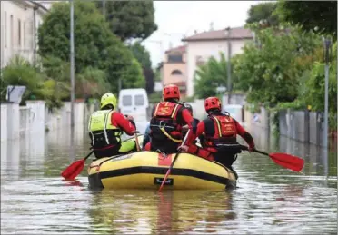  ?? FOTO: CLAUDIA GRECO/ RITZAU SCANPIX ?? Redningsar­bejdere i gummibåde i Lugo.