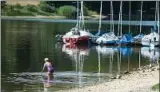  ??  ?? Stauseen, wie hier die Talsperre, sind im heißen Sommer besonders beliebt. Foto: Jens-Ulrich Koch, dpa