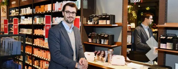  ?? FOTO JAN VAN DER PERRE ?? Zaakvoerde­r Martin Zanchetta in zijn Oximi-winkel. “Parafarmac­ie is in Vlaanderen nog niet zo bekend als in Wallonië.”