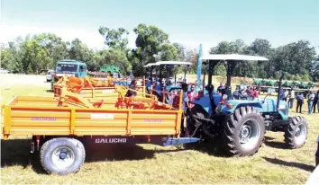  ?? ?? Foram distribuíd­os equipament­os como tractores e motocultiv­adoras para ajudar na colheita